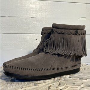 NWOT Minnetonka Women’s High top zip back moccasins, bootie, gray, women’s 9.